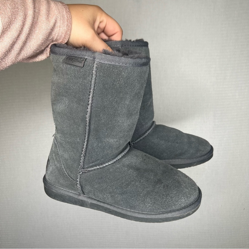 Minnetonka | Womanโs Grey Classic Boot 6 Minnetonka Women's 80060 - Olympia Boot